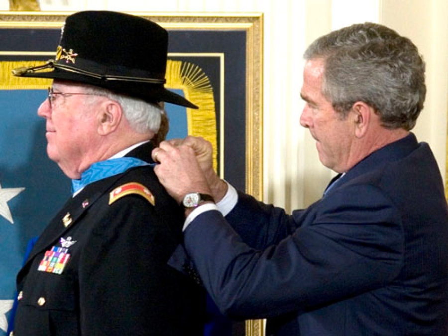 Ed “Too Tall” Freeman: The Heroic Helicopter Pilot Who Saved Dozens of Lives in Vietnam